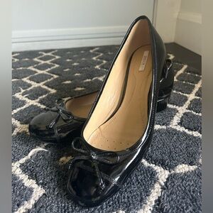 Geox Black Heels with Glossy Finish and rounded Toe